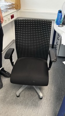 1 Drehstuhl mit Armlehnen